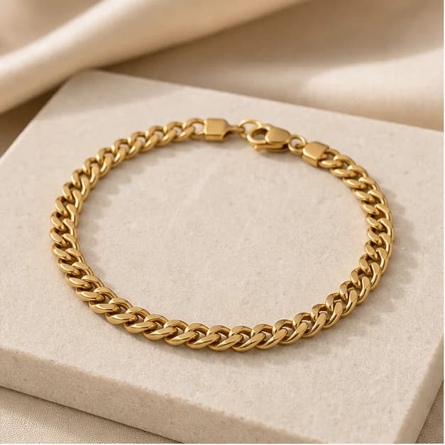 Orsen, bracelet à maillons RIVANE sur fond ivoire.