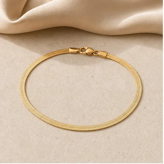 Soline, bracelet ruban RIVANE sur fond ivoire.