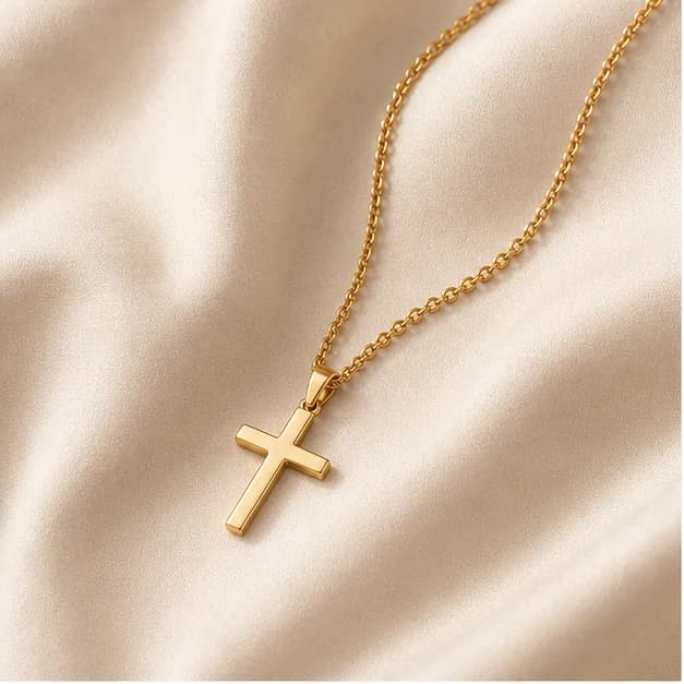 Néa, collier croix RIVANE sur fond ivoire.